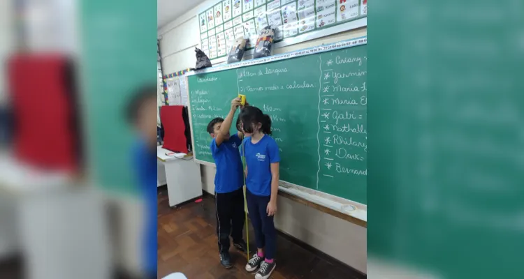 A proposta teve início em sala de aula, com a medição de materiais escolares e outros objetos. Na sequência os alunos mediram espaços e locais da escola.