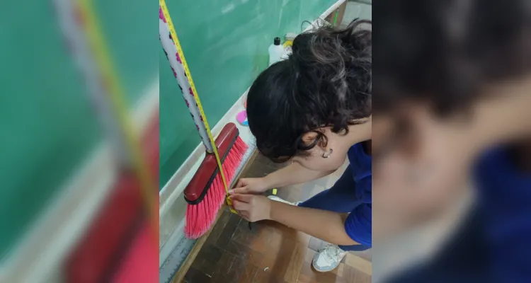 A proposta teve início em sala de aula, com a medição de materiais escolares e outros objetos. Na sequência os alunos mediram espaços e locais da escola.