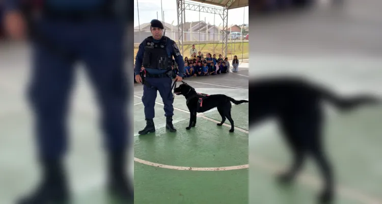O Grupo de Operações com Cães da Guarda Civil foi até a escola e participou de um momento de interação com os estudantes.