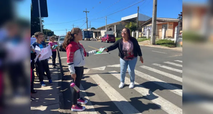 Uma saída a campo, nas redondezas da escola, também foi realizada pelos alunos.