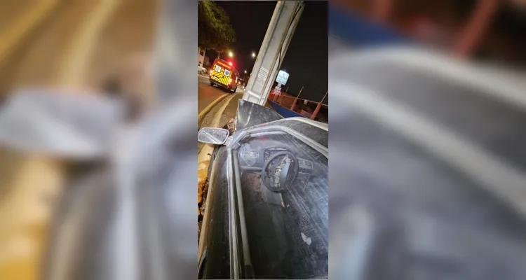 Carro colide contra poste na 'Visconde de Mauá' em PG