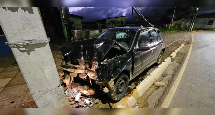 Carro colide contra poste na 'Visconde de Mauá' em PG