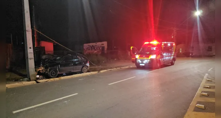 Carro colide contra poste na 'Visconde de Mauá' em PG