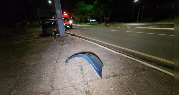 Carro colide contra poste na 'Visconde de Mauá' em PG