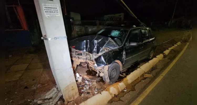 Carro colide contra poste na 'Visconde de Mauá' em PG