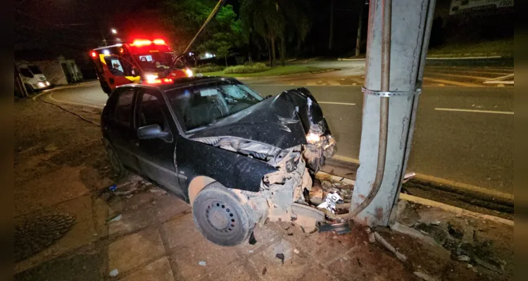 Carro colide contra poste na 'Visconde de Mauá' em PG