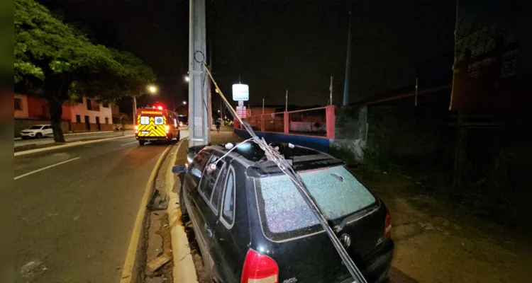 Carro colide contra poste na 'Visconde de Mauá' em PG