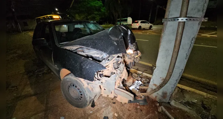 Carro colide contra poste na 'Visconde de Mauá' em PG