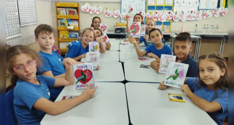 A turma confeccionou cartazes, folders, cartões, jograis e preparou apresentações musicais.