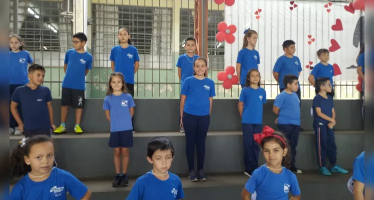 A turma confeccionou cartazes, folders, cartões, jograis e preparou apresentações musicais.