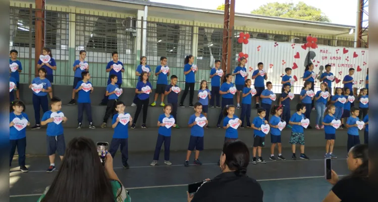 A turma confeccionou cartazes, folders, cartões, jograis e preparou apresentações musicais.