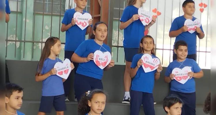 A turma confeccionou cartazes, folders, cartões, jograis e preparou apresentações musicais.