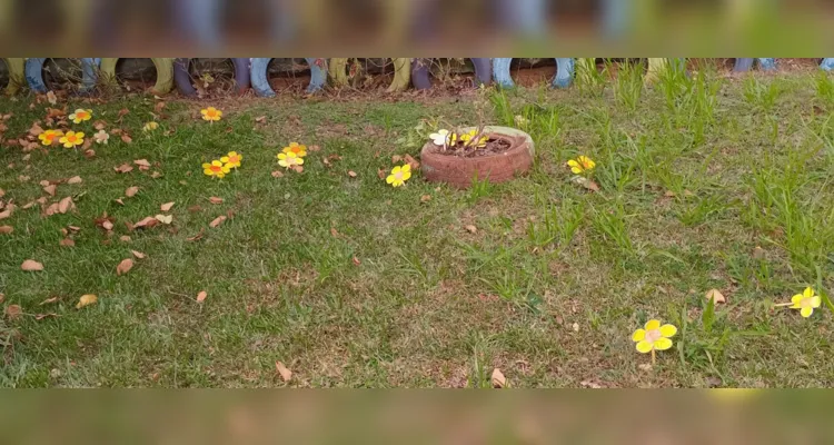 Entre as atividades propostas, os alunos confeccionaram flores, símbolo da campanha, braceletes e bandeirinhas.