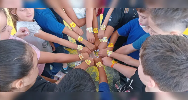 Entre as atividades propostas, os alunos confeccionaram flores, símbolo da campanha, braceletes e bandeirinhas.