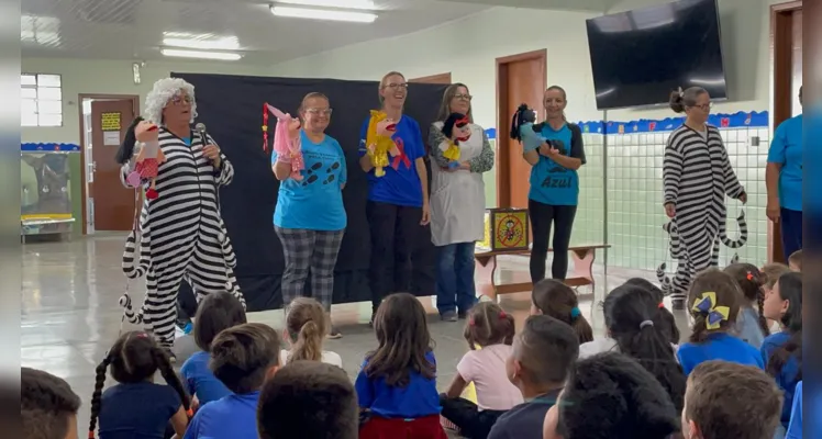 Uma equipe da Secretaria de Saúde realizou uma apresentação aos alunos da escola, também alertando sobre os perigos da dengue.