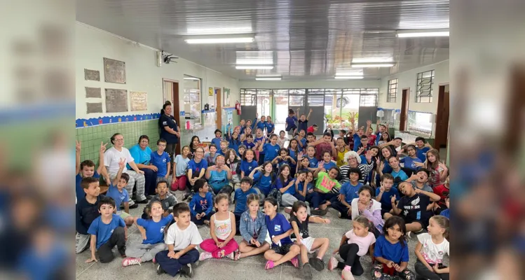 Uma equipe da Secretaria de Saúde realizou uma apresentação aos alunos da escola, também alertando sobre os perigos da dengue.