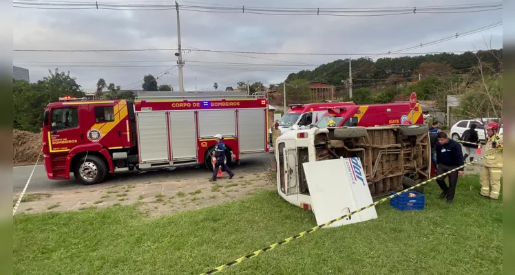 Motorista de 77 anos ficou enclausurado.