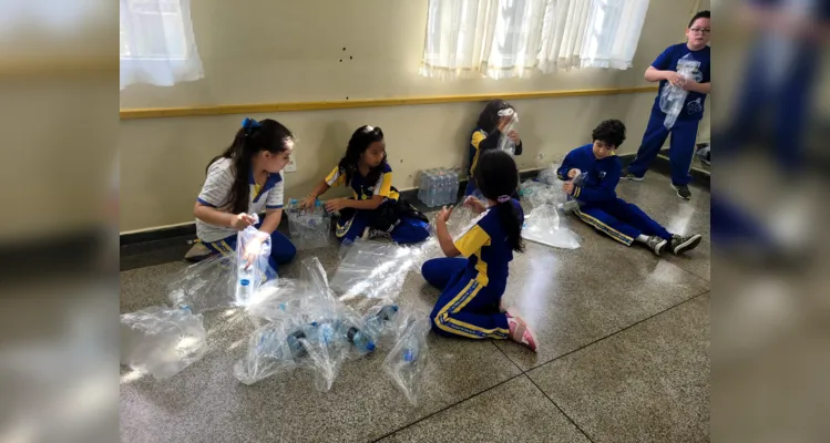 Os alunos também participaram do processo de separação e embalagem dos produtos arrecadados.
