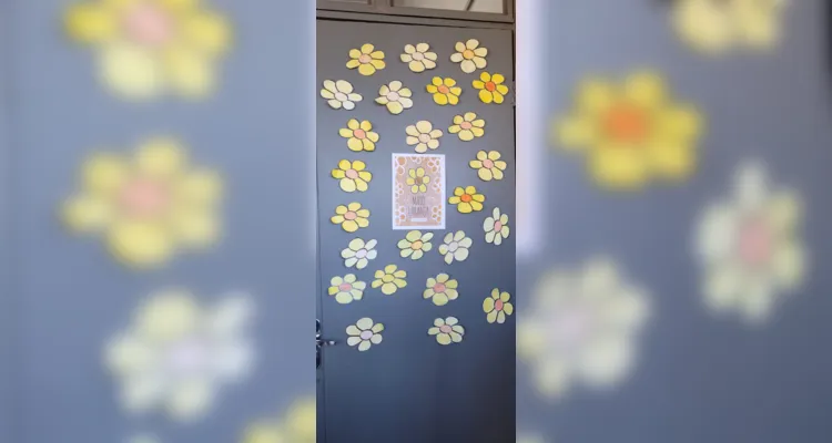 A porta da sala de aula foi decorada com flores símbolo da campanha.