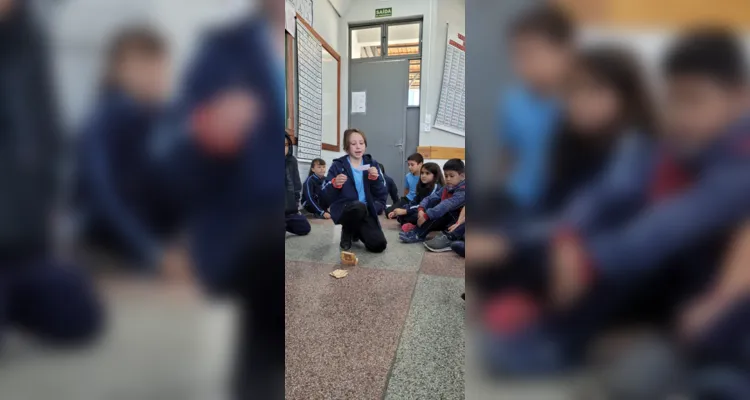 A porta da sala de aula foi decorada com flores símbolo da campanha.