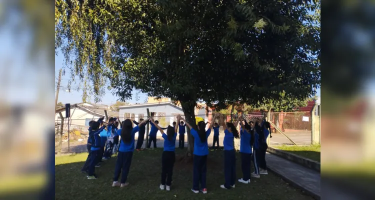 Atividades em uma área externa da escola também foram realizadas.