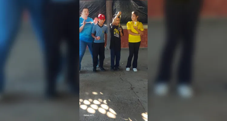 Após realizarem os estudos em sala, a turma realizou uma apresentação para os demais alunos da escola.