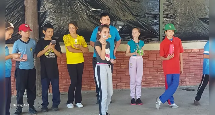 Após realizarem os estudos em sala, a turma realizou uma apresentação para os demais alunos da escola.