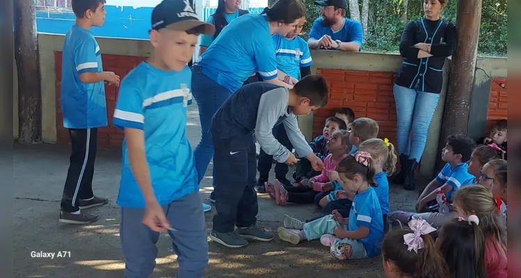 Após realizarem os estudos em sala, a turma realizou uma apresentação para os demais alunos da escola.