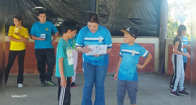 Após realizarem os estudos em sala, a turma realizou uma apresentação para os demais alunos da escola.