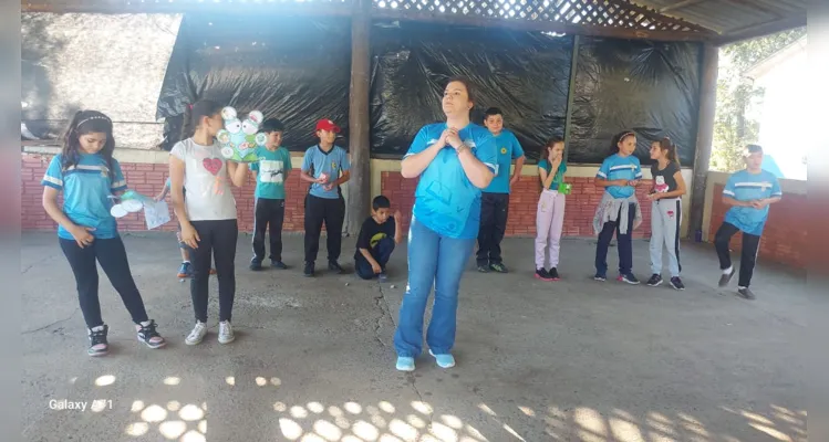 Após realizarem os estudos em sala, a turma realizou uma apresentação para os demais alunos da escola.