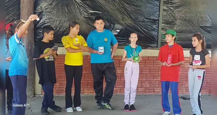 Após realizarem os estudos em sala, a turma realizou uma apresentação para os demais alunos da escola.