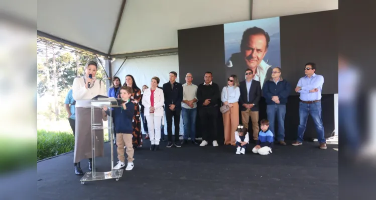 Família homenageia Cesar Milléo com 'Superposto' em PG