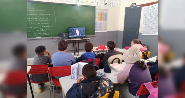 Professora destacou importantes conteúdos levados pela videoaula à turma.