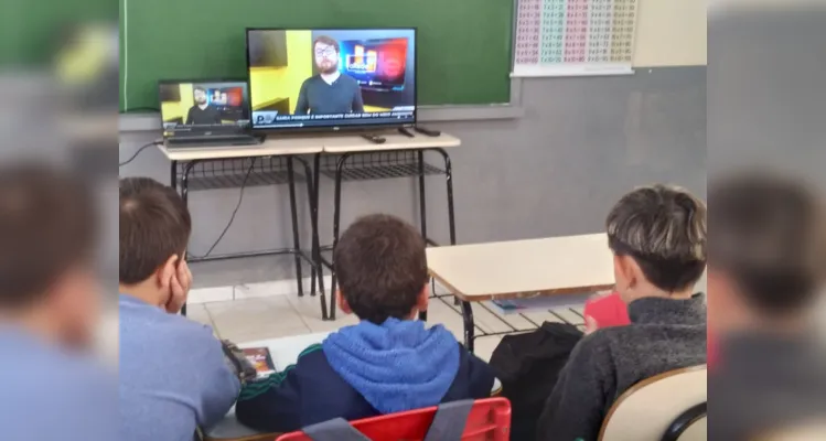 Professora destacou importantes conteúdos levados pela videoaula à turma.