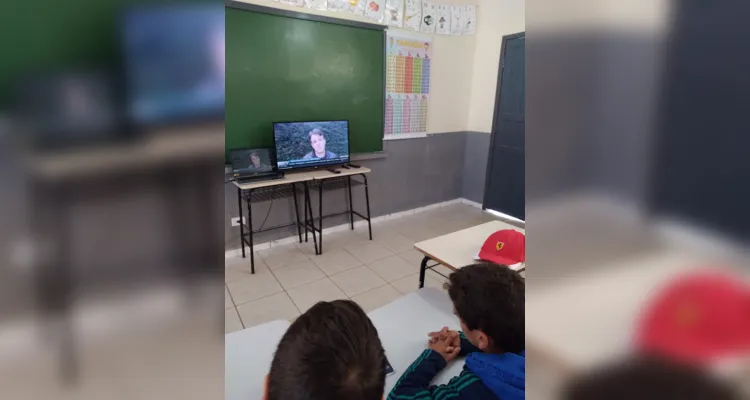 Professora destacou importantes conteúdos levados pela videoaula à turma.