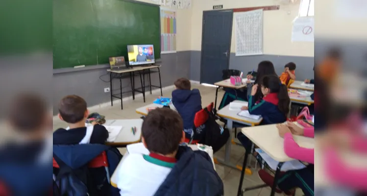 Professora destacou importantes conteúdos levados pela videoaula à turma.