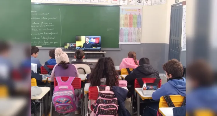 Professora destacou importantes conteúdos levados pela videoaula à turma.