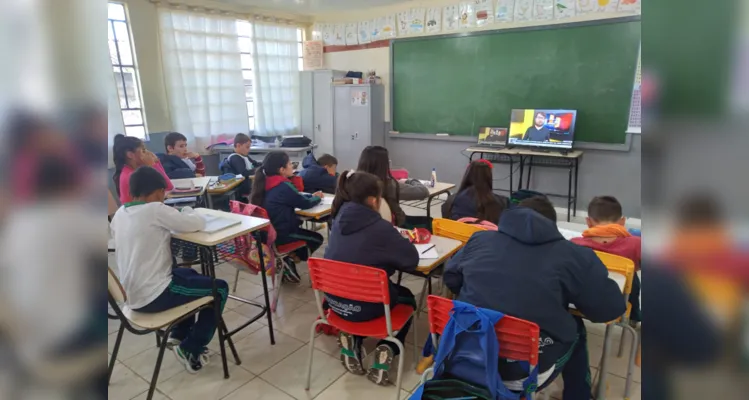 Professora destacou importantes conteúdos levados pela videoaula à turma.