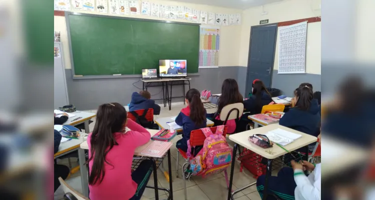 Professora destacou importantes conteúdos levados pela videoaula à turma.