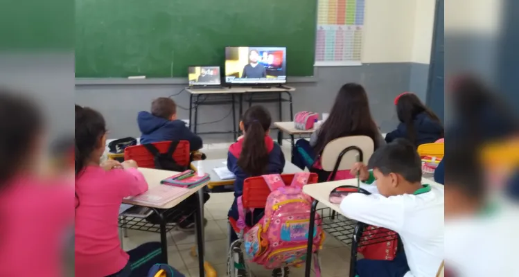 Professora destacou importantes conteúdos levados pela videoaula à turma.