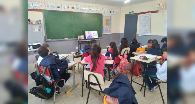 Professora destacou importantes conteúdos levados pela videoaula à turma.