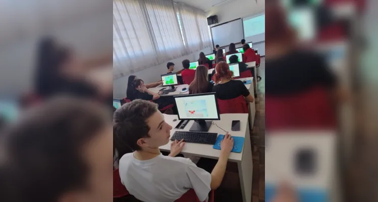 Através das atividades, os alunos seguem trabalhando suas noções de programação.