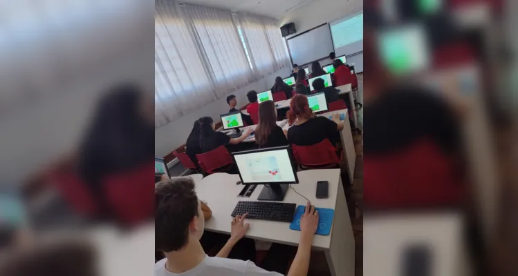 Através das atividades, os alunos seguem trabalhando suas noções de programação.