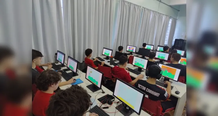 Através das atividades, os alunos seguem trabalhando suas noções de programação.