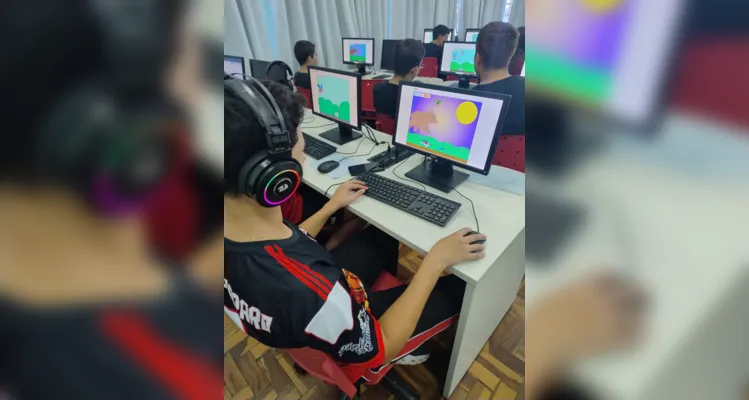 Através das atividades, os alunos seguem trabalhando suas noções de programação.