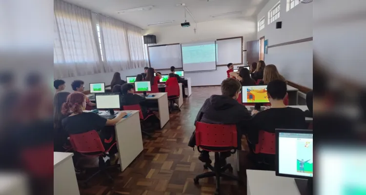 Através das atividades, os alunos seguem trabalhando suas noções de programação.