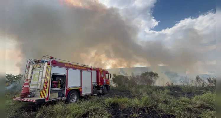 Bombeiros combatem incêndio de grande proporção em PG