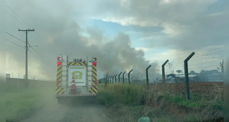 Bombeiros combatem incêndio de grande proporção em PG