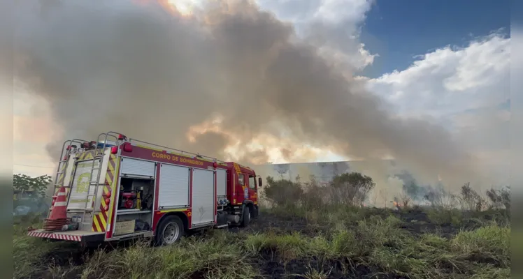 Bombeiros combatem incêndio de grande proporção em PG