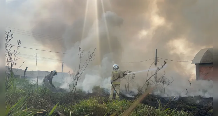 Bombeiros combatem incêndio de grande proporção em PG